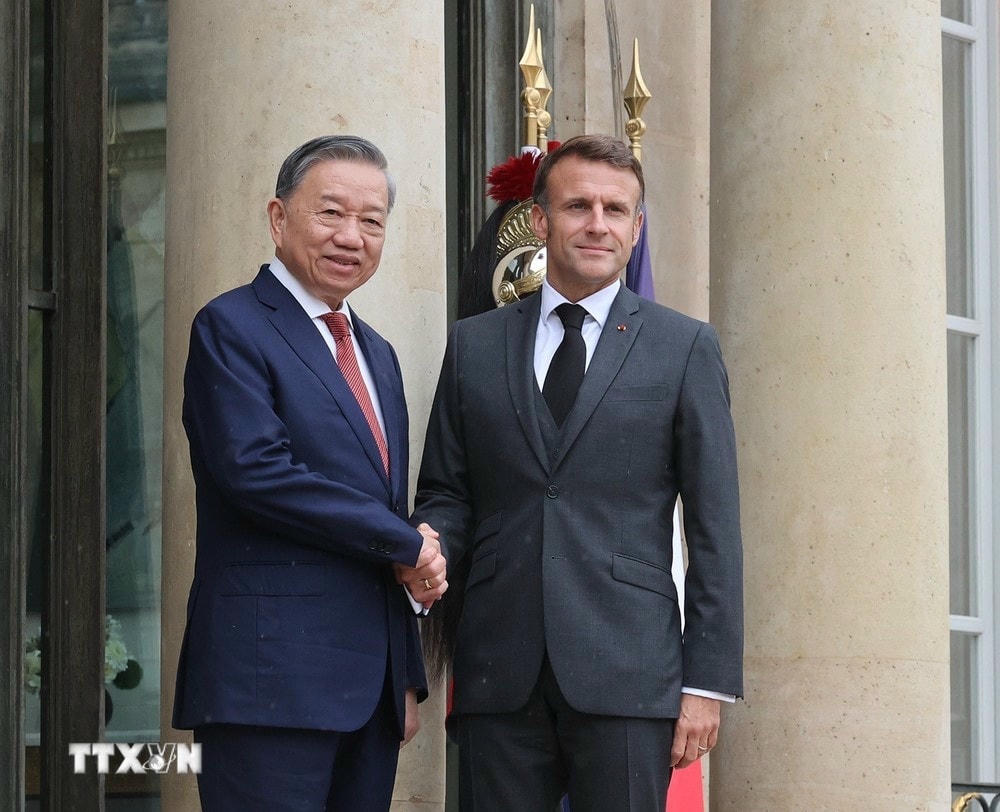 Tổng thống Pháp Emmanuel Macron đón Tổng Bí thư, Chủ tịch nước Tô Lâm. (Ảnh: Trí Dũng/TTXVN) ttxvn_le don tong bi thu chu tich nuoc to lam tai Phap (4).jpg