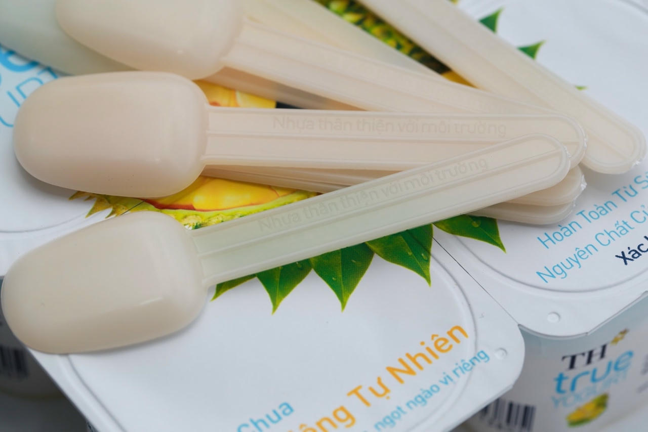 Tập đoàn TH tiên phong sử dụng thìa sữa chua làm từ chất liệu thân thiện hơn với môi trường.