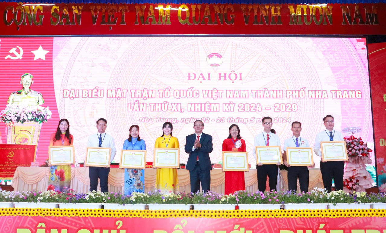 Ông Trần Ngọc Thanh, Chủ tịch Uỷ ban MTTQ Việt Nam tỉnh Khánh Hòa tặng Bằng khen cho tập thể và cá nhân có thành tích xuất sắc trong công tác Mặt trận nhiệm kỳ qua.