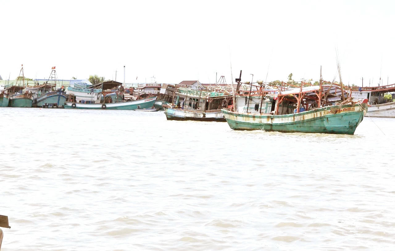 ảnh 2 Thiếu lao động, nhiều tàu cá ngư dân neo đậu trên Sông Đốc, xã Sông Đốc, tỉnh Cà Mau