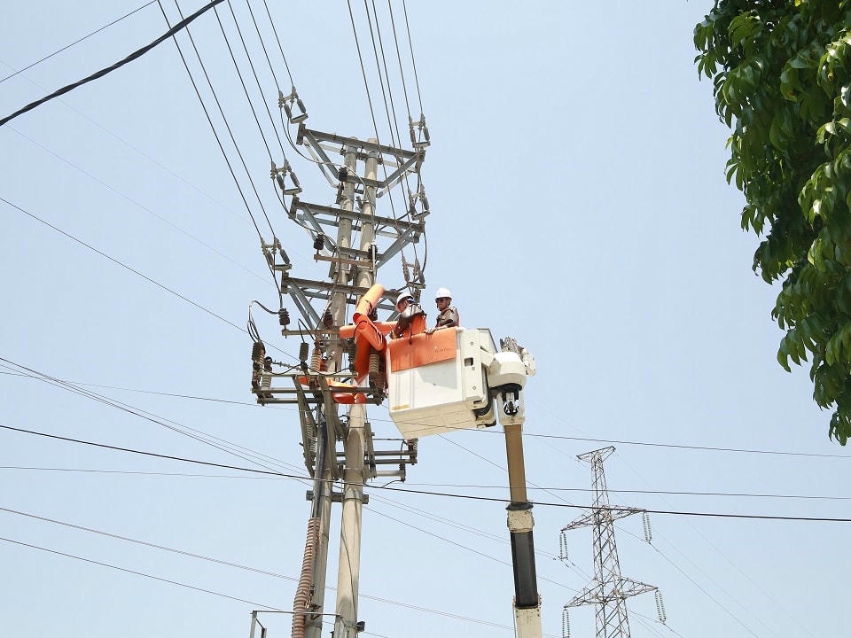 Ứng dụng công nghệ sửa chữa thi công bằng phương pháp Hotline lưới 22 kV không cắt điện.