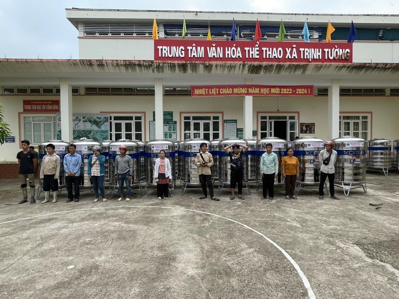 Người dân xã Trịnh Tường, huyện Bát Xát (Lào Cai) được hỗ trợ bồn chứa nước từ Chương trình MTQG 1719.