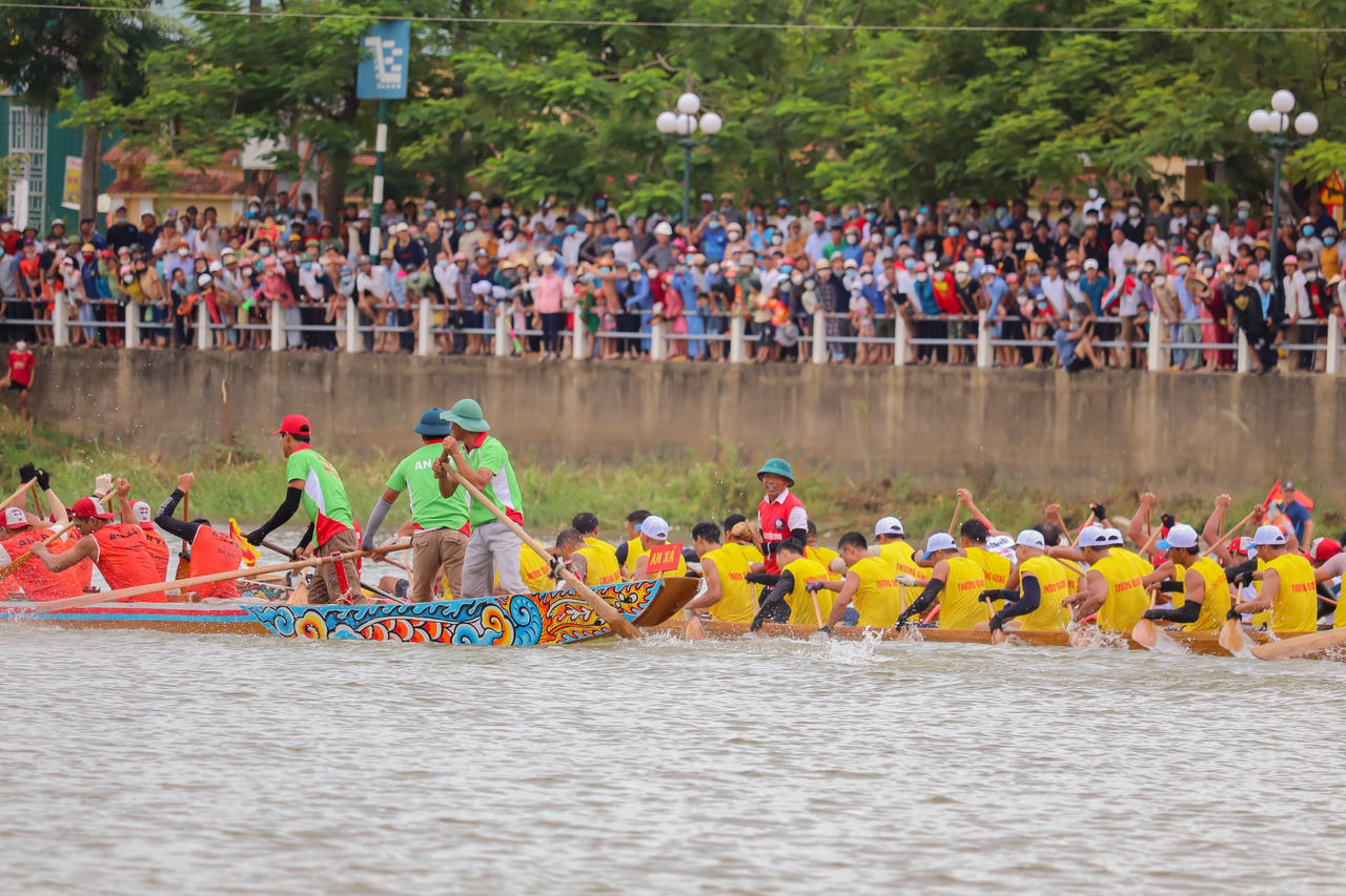Bà Đặng Thị Hồng Thắm, Phó Chủ tịch huyện Lệ Thuỷ cho biết: “Nhằm bảo tồn di sản văn hoá phi vật thể cấp quốc gia, UBND huyện đã có những sự chuẩn bị chu đáo từ trước, tổ chức Lễ hội đua thuyền truyền thống trên sông Kiến Giang cũng là dịp để khơi dậy tinh thần, sự đoàn kết... Đồng thời, đây cũng sẽ là cơ hội để kích cầu và thu hút khách du lịch đến với Lệ Thủy cũng như tỉnh Quảng Bình”.