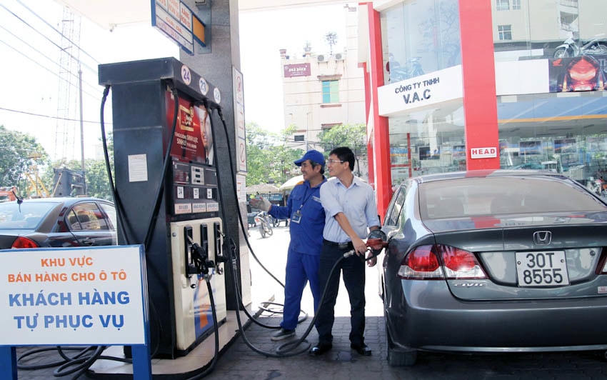 sau khi xăng dầu tăng giá, hết cảnh người dân xếp hàng đợi đổ xăng.
