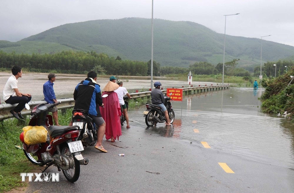 Nước lũ trên sông Vệ đoạn qua huyện Nghĩa Hành (Quảng Ngãi) lên cao khiến tỉnh lộ 624B bị ngập. (Ảnh: Phạm Cường/TTXVN) ttxvn mua lu quang ngai2.jpg