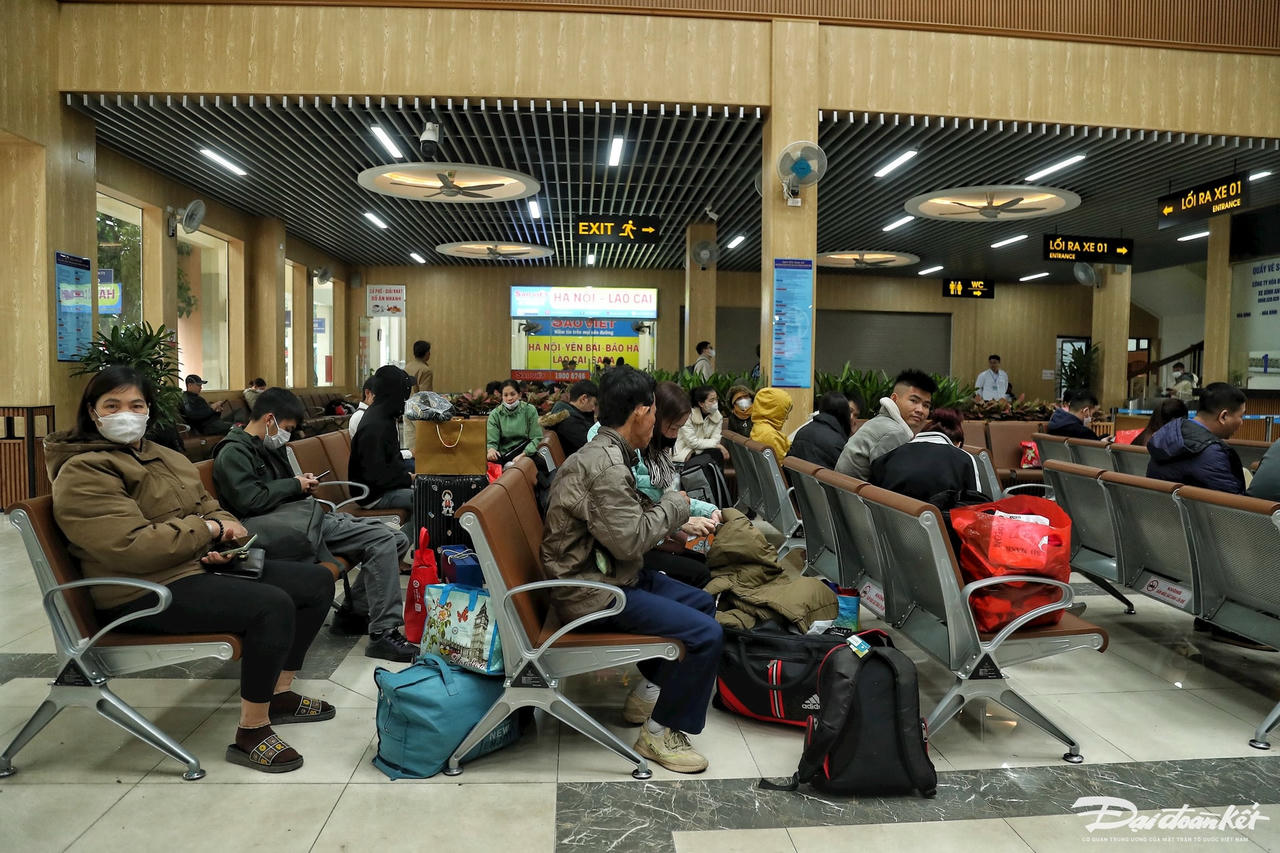 W_ben_xe_dong_duc-le-khanh1.jpg