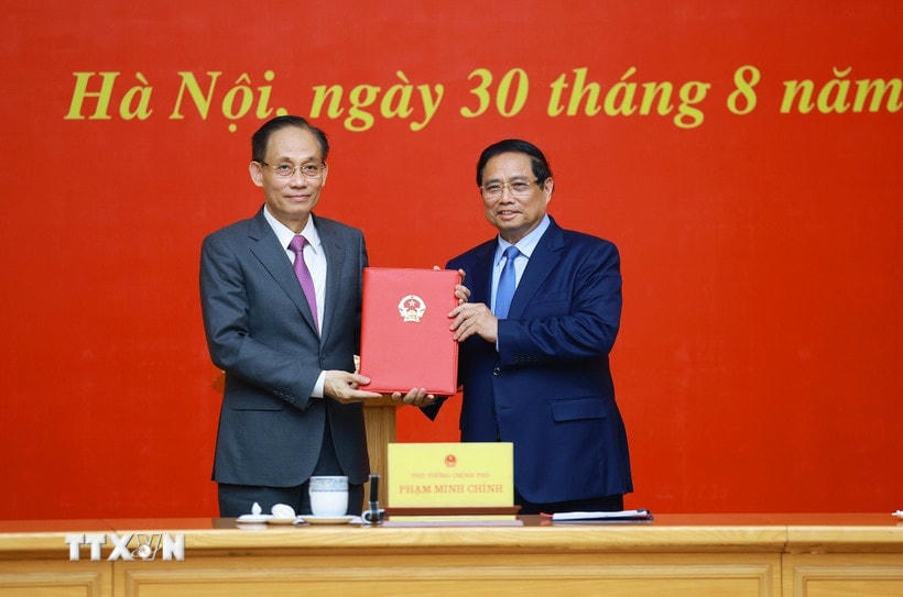 Thủ tướng Phạm Minh Chính trao quyết định bổ nhiệm ông Lê Hoài Trung, Bí thư Trung ương Đảng, nguyên Chánh Văn phòng Trung ương Đảng giữ chức Quyền Bộ trưởng Bộ Ngoại giao. (Ảnh: Dương Giang/TTXVN)