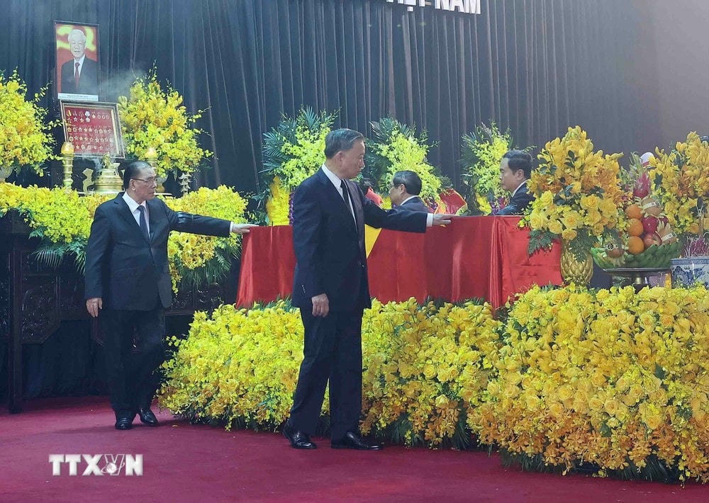 Chủ tịch nước Tô Lâm và các đại biểu đi quanh linh cữu lần cuối, tiễn biệt Tổng Bí thư Nguyễn Phú Trọng. (Ảnh: TTXVN) ttxvn_truy dieu 12.jpg