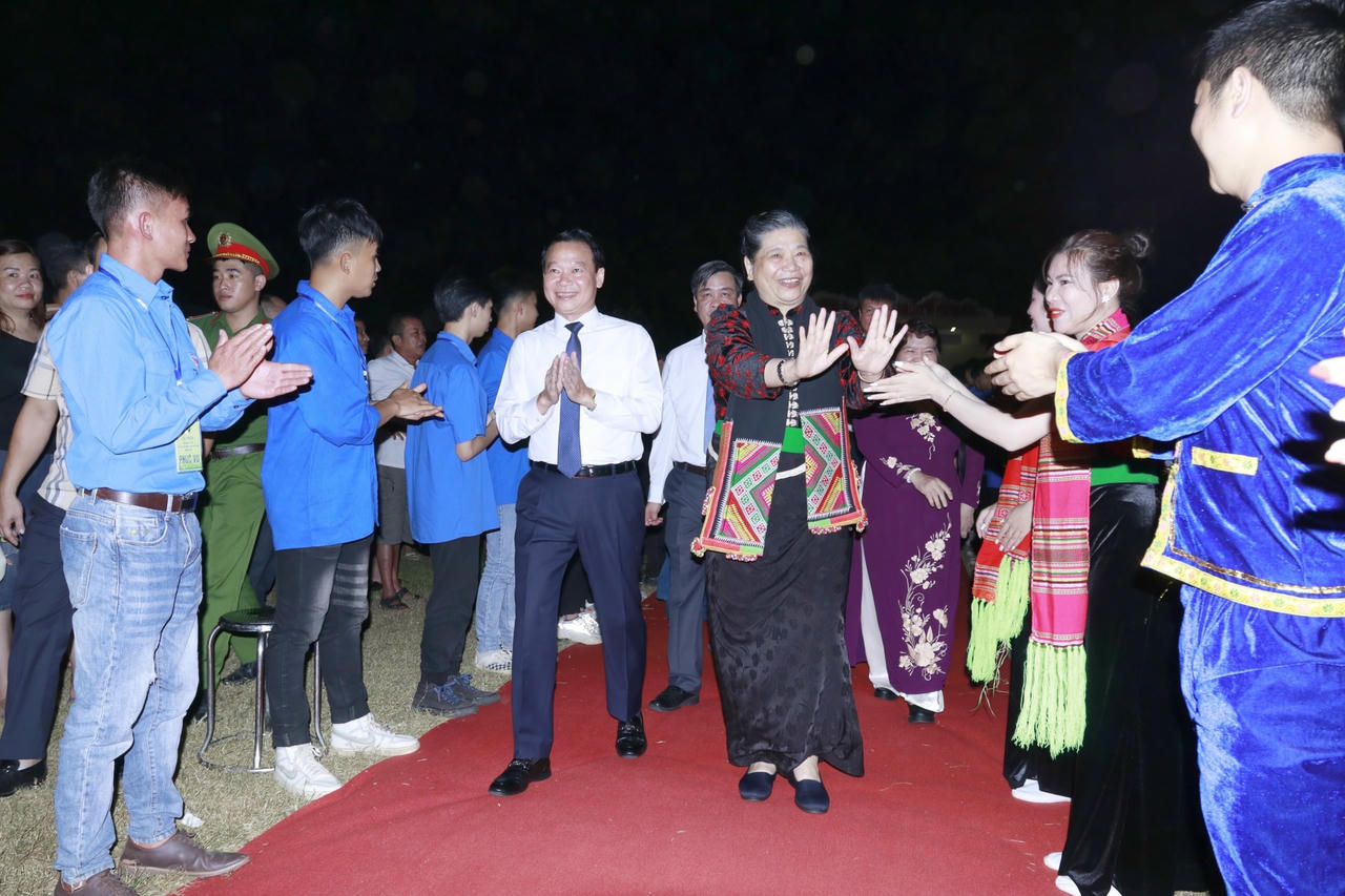 Các đại biểu đến dự Lễ hội với sự chào đón nhiệt tình của các đoàn viên thanh niên mặc các trang phục truyền thống của dân tộc. Ảnh: Ngô Hùng