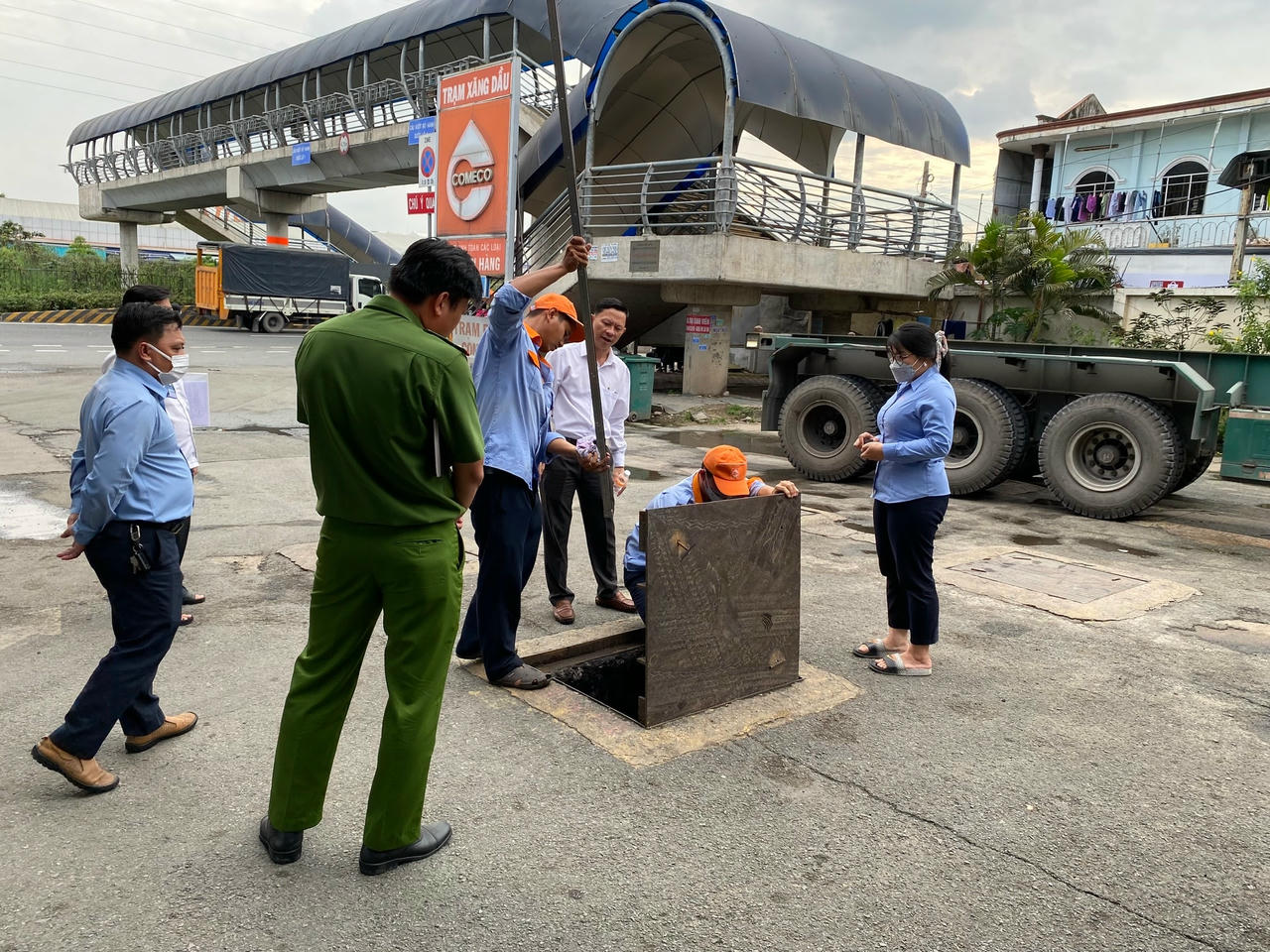 Quản lý thị trường kiểm tra xăng dầu tại một số cửa hàng trên địa bàn thành phố.