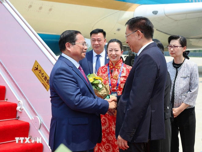 Lễ đón Thủ tướng Phạm Minh Chính đến Thiên Tân bắt đầu chuyến tham dự Hội nghị thường niên các nhà tiên phong lần thứ 16 của WEF. (Ảnh: Dương Giang/TTXVN) ttxvn-thu-tuong-bat-dau-du-hoi-nghi-thuong-nien-cac-nha-tien-phong-lan-thu-16-cua-wef-va-lam-viec-tai-trung-quoc-2406-1.jpg