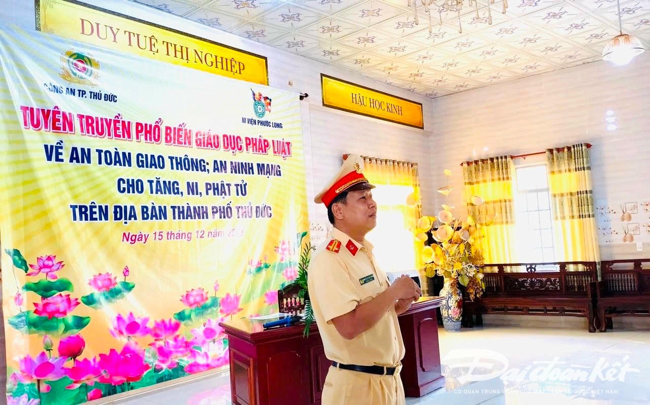 W_anh-2-trung-ta-nguyen-chanh-trung-can-bo-doi-csgt-catp-thu-duc-chia-se-voi-tnpt-ve-dam-bao-atgt.-1-.jpg