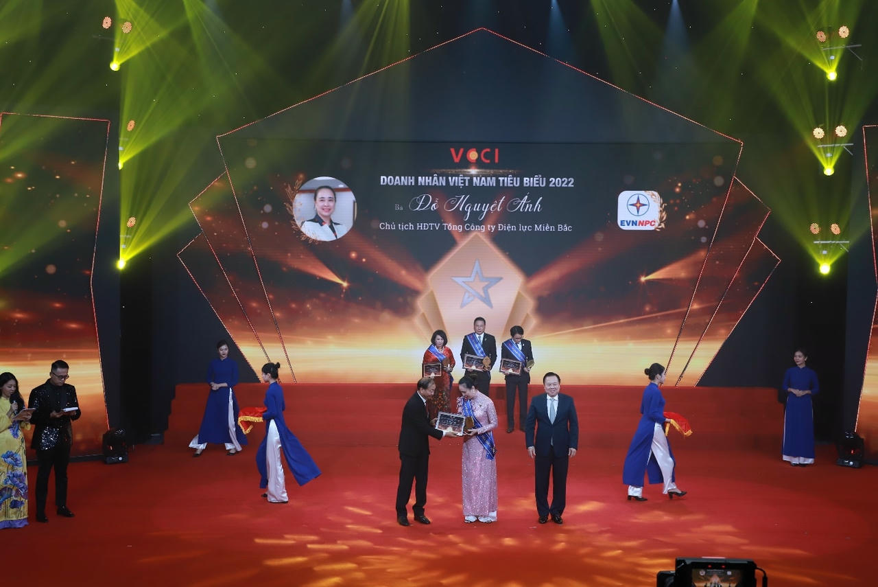 Bà Đỗ Nguyệt Ánh vinh dự được vinh danh Doanh nhân tiêu biểu năm 2022.