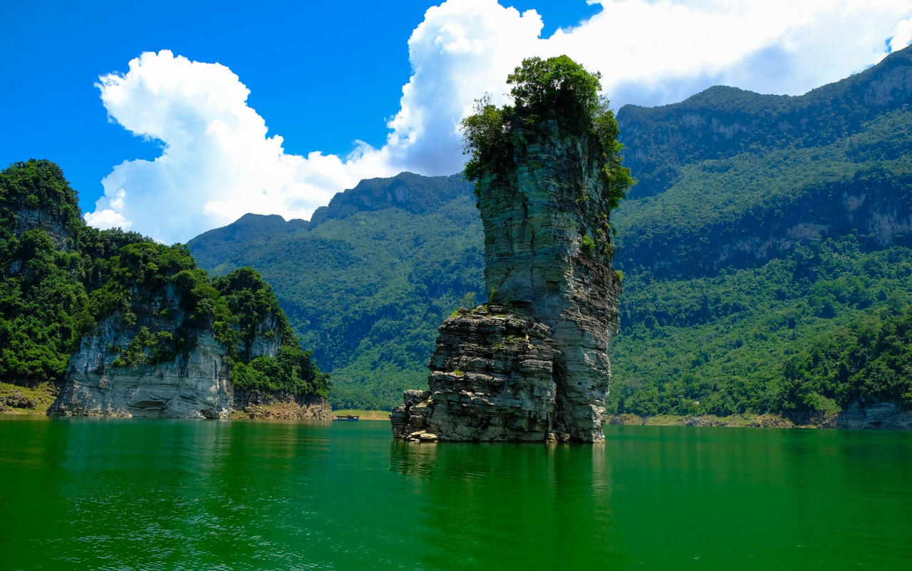 A Cọc Vài hay còn gọi là Cọc Vài Phạ, trong tiếng Tày nghĩa là cọc buộc trâu trời. Đây là một trong những địa danh nổi tiếng thuộc hồ sinh thái Na Hang – Lâm Bình. Địa danh không thể bỏ qua khi đến nơi đây 