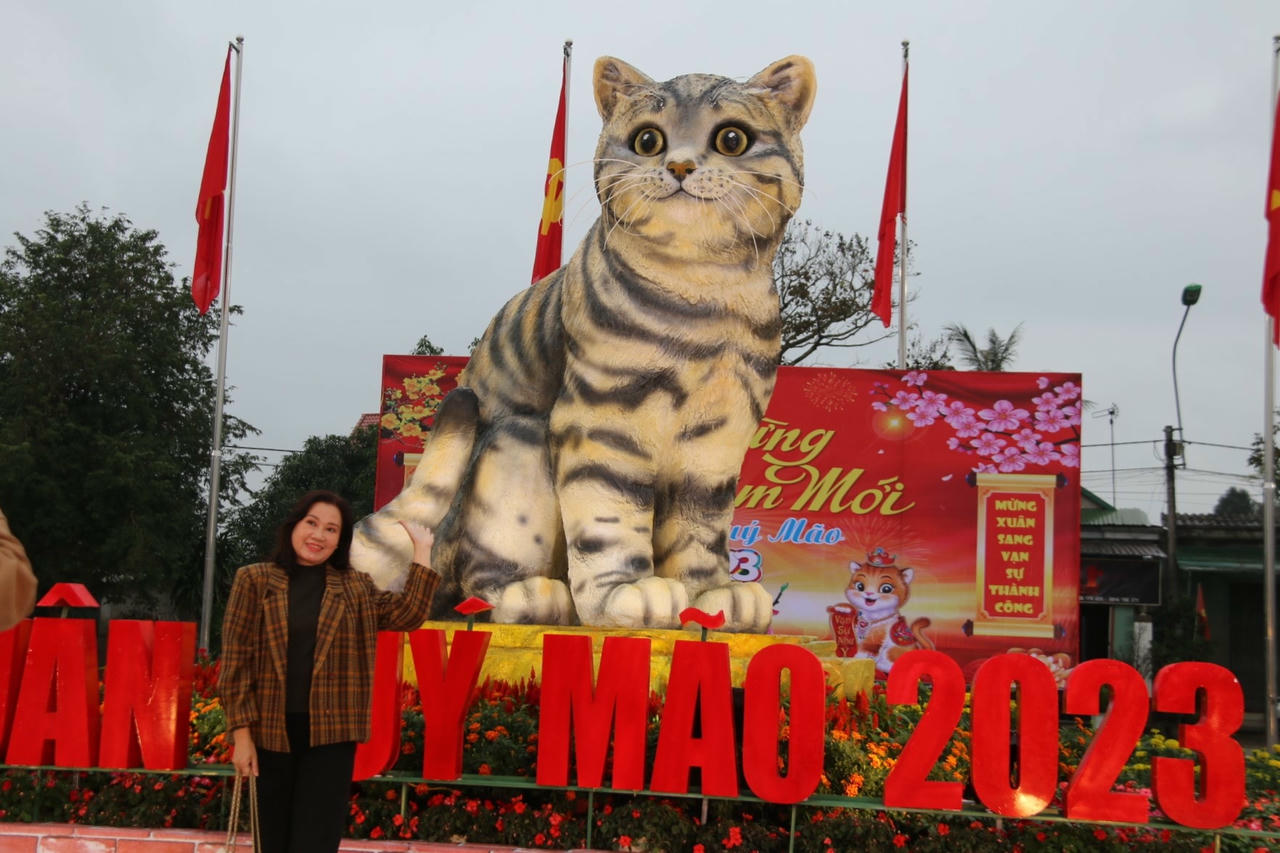 Tượng linh vật mèo thu hút hàng vạn người dân đến đây chụp ảnh lưu niệm trước và trong dịp Tết Nguyên đán Quý Mão 2023.