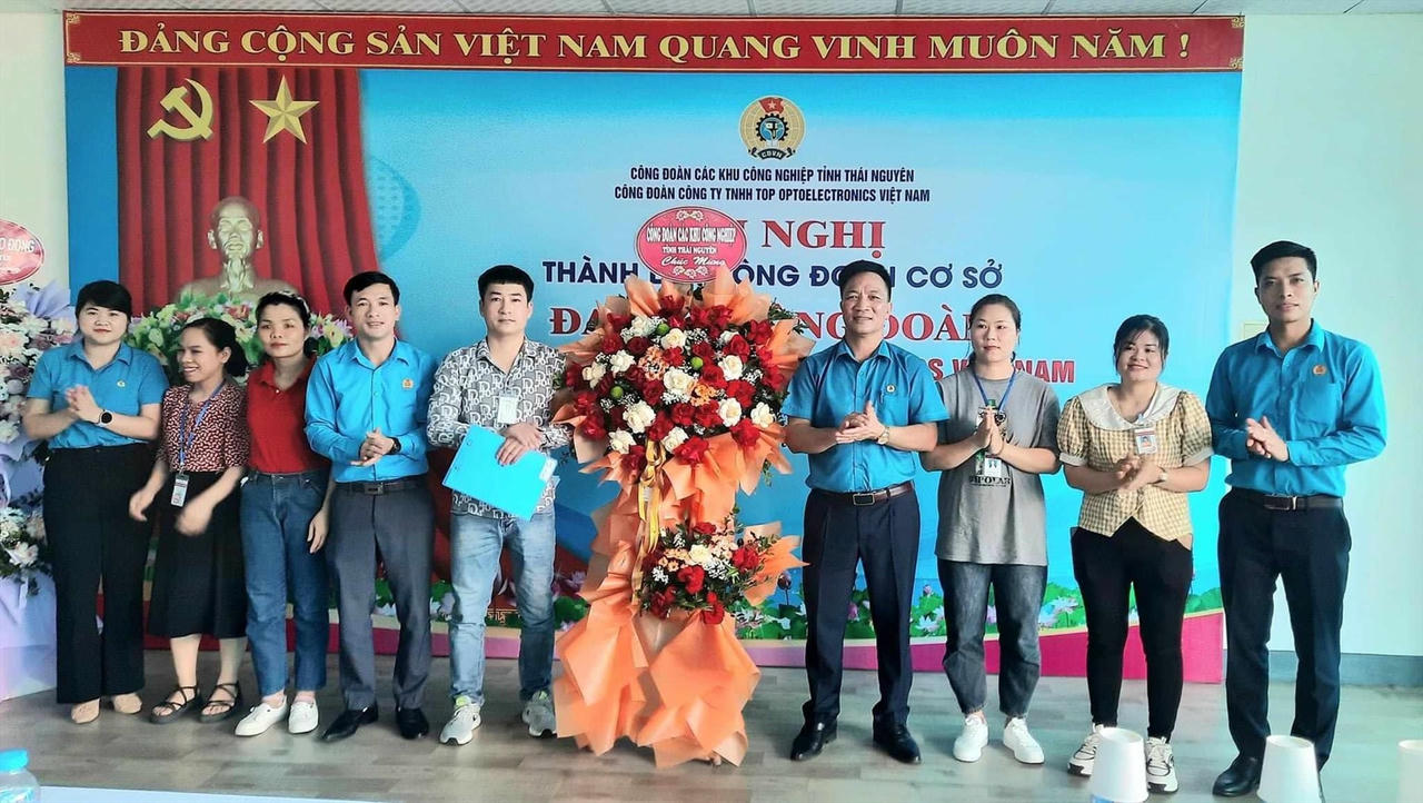 Trao quyết định thành lập mới công đoàn cơ sở trong KCN Thái Nguyên.