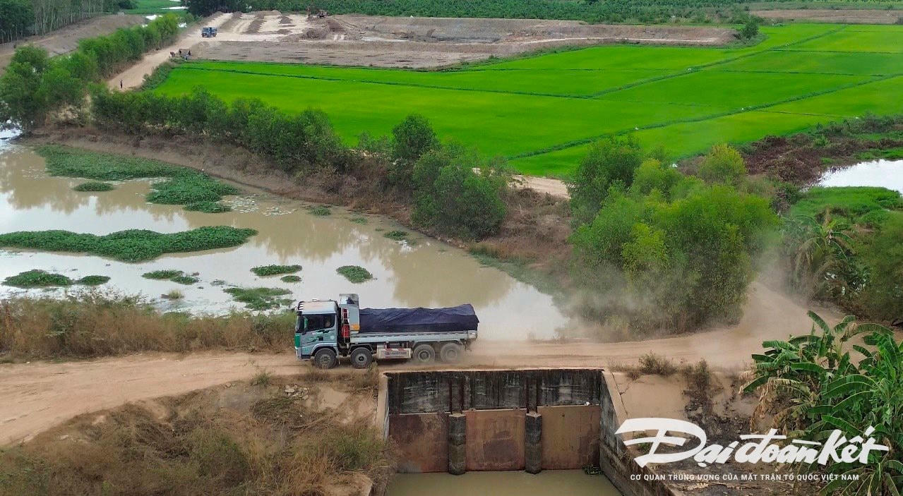 Nhức nhối khai thác tài nguyên ở huyện Đức Linh (Bình Thuận): Bài 2: Tiền từ đất, cát khai thác trái phép vào túi ai?