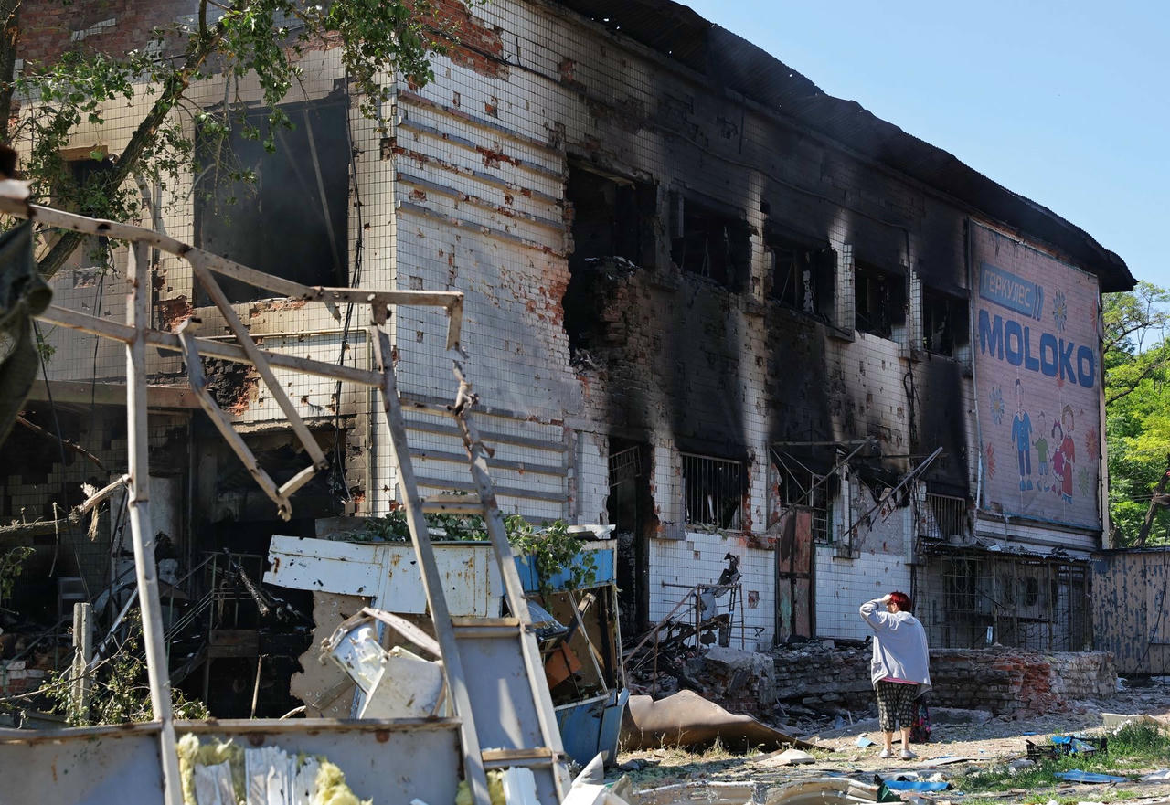 Những ngôi nhà bị phá hủy tại một khu chợ địa phương ở Donetsk. Ảnh: Reuters.