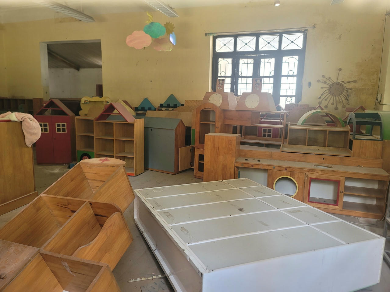 Trang thiết bị phục vụ dạy học bị lãng quên.