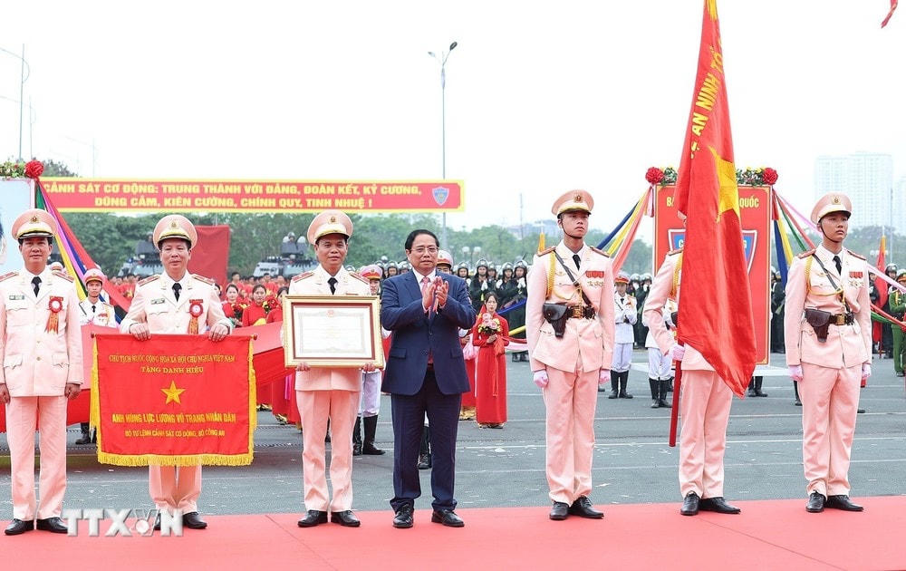 Thủ tướng Phạm Minh Chính trao Danh hiệu Anh hùng Lực lượng Vũ trang Nhân dân cho lực lượng Cảnh sát Cơ động. (Ảnh: Dương Giang/TTXVN) TTXVN_1404Thutuong8.jpg