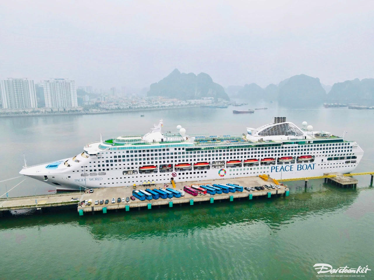 Sáng 30/4, tàu Pacific World cập cảng tàu khách quốc tế Hạ Long, đưa gần 1.700 du khách đến Quảng Ninh. Đây là chuyến tàu biển du lịch đầu tiên từ Nhật Bản đến Quảng Ninh. Ảnh: Ngọc Anh.