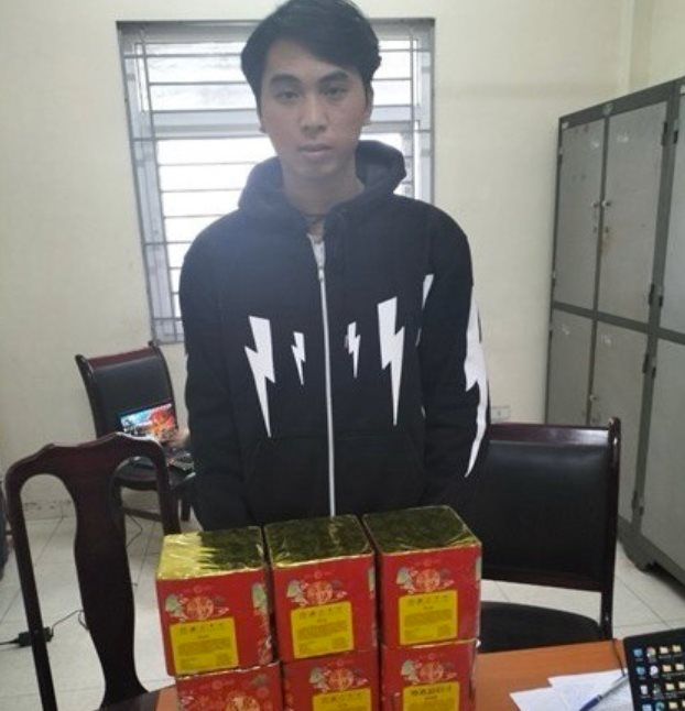khoi-to-nam-thanh-nien-van-chuyen-trai-phep-hon-8-5-kg-phao-no-ddk.png