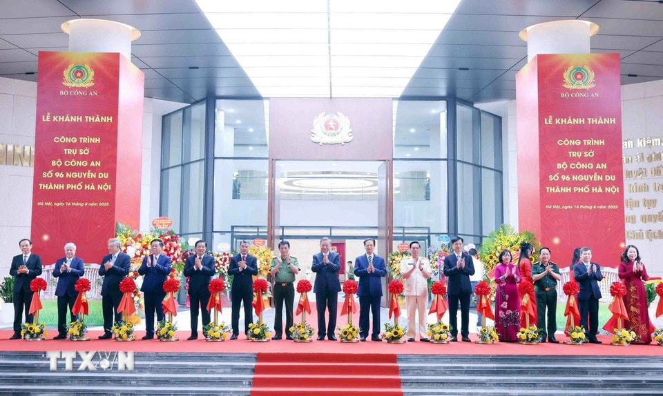 Tổng Bí thư Tô Lâm cùng các đại biểu thực hiện nghi thức cắt băng khánh thành Trụ sở Bộ Công an tại số 96 Nguyễn Du, thành phố Hà Nội. (Ảnh: Phạm Kiên/TTXVN)