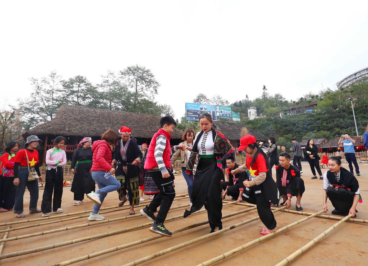 Du khách cùng nhảy sạp tại không gian văn hóa Tây Bắc.