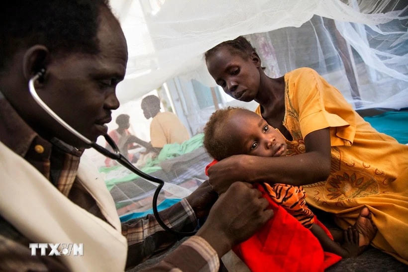 Bác sỹ khám và điều trị cho bệnh nhân lao tại Malakal, Nam Sudan. (Ảnh: AFP/TTXVN)
