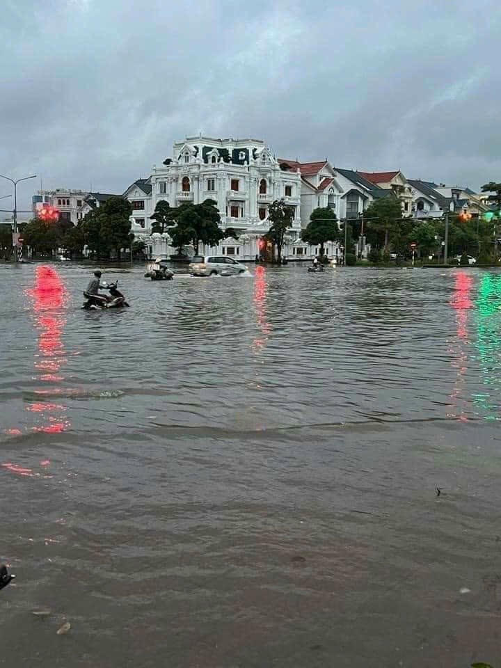 Đường Lê Hồng Phong, tuyến đường được đánh giá đẹp nhất Hải Phòng cũng ngập sâu trong nước.