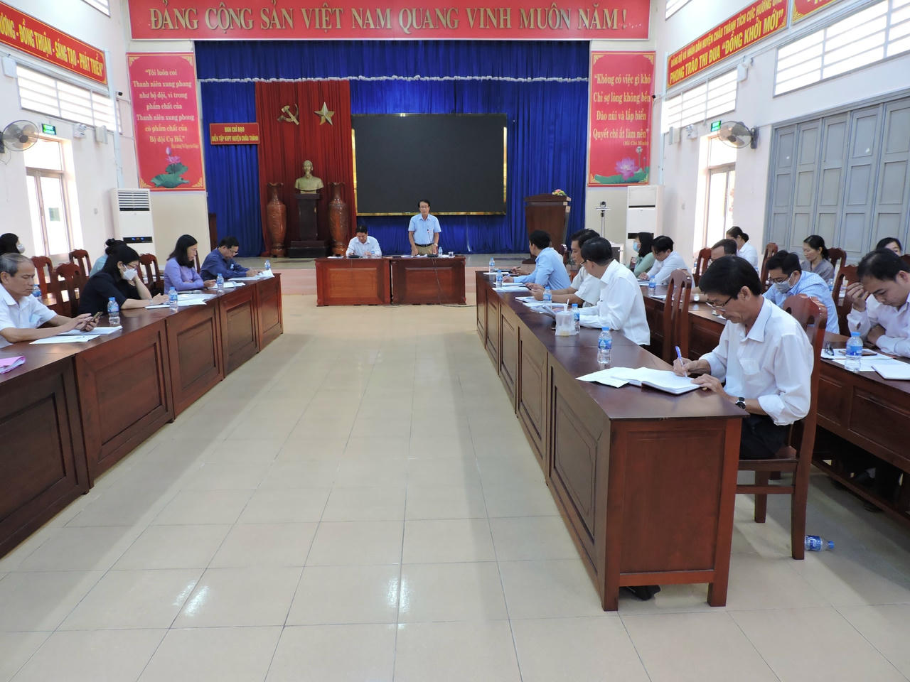 Đại biểu tham dự tại buổi giám sát UBND xã Tân Thạch và huyện Châu Thành.