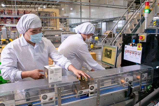 VND có thể chịu áp lực do chính sách tiền tệ của Mỹ và các biến động trên thị trường tài chính quốc tế, trong khi Ngân hàng Nhà nước cần có chính sách điều hành tỷ giá linh hoạt và chủ động để ổn định kinh tế vĩ mô. (Ảnh: Vietnam+) nestle-viet-nam-1.jpg
