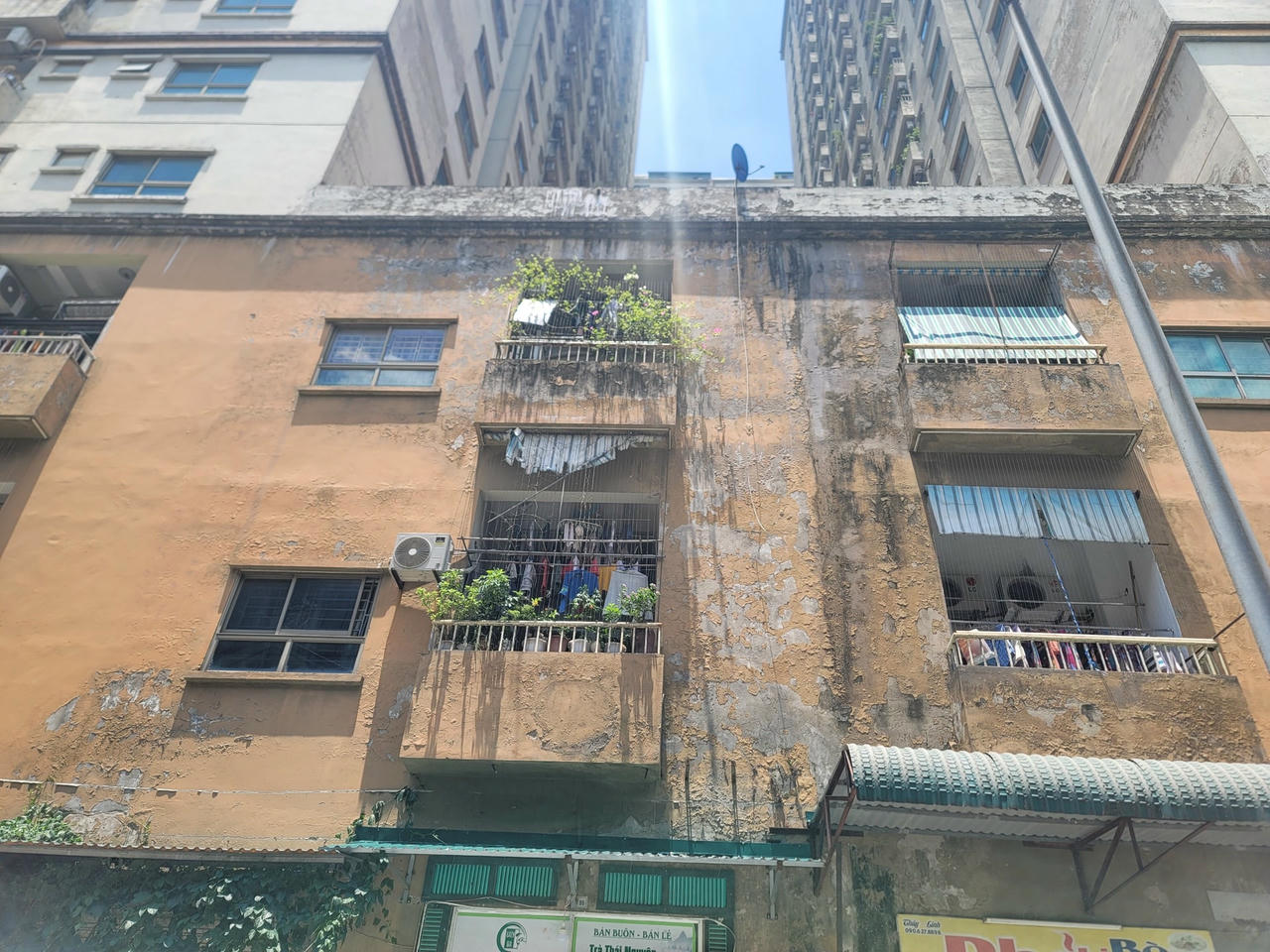 Sơn tường cũ kỹ, ẩm mốc, bong tróc.