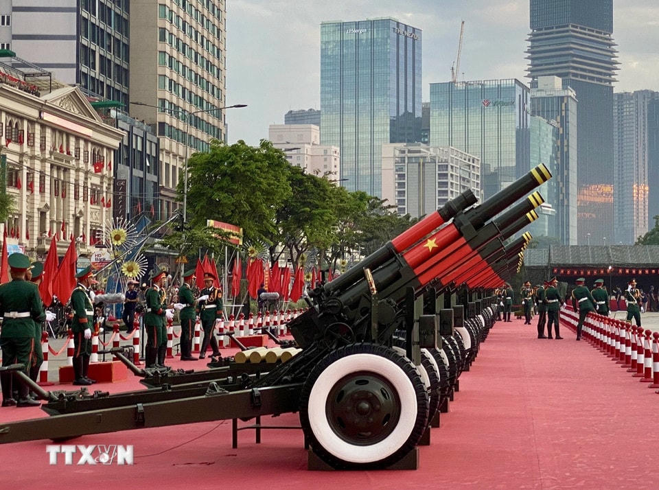Cận cảnh các khẩu đại bác trong sáng 27/4 tại Công viên Bến Bạch Đằng (Quận 1, Thành phố Hồ Chí Minh). (Ảnh: Hồng Giang/TTXVN.)