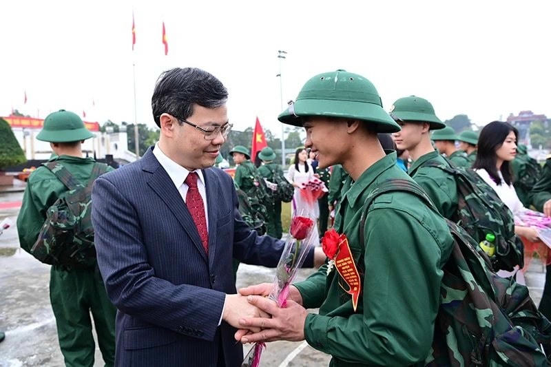 chu-tich-ubnd-tinh-tuyen-quang-nguyen-van-son-tang-hoa-dong-vien-tan-binh-len-duong-nhap-ngu(2).jpg