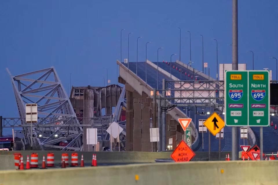 Cây cầu Francis Scott Key nhìn từ phía cảng Baltimore. Nguồn: Reuters.