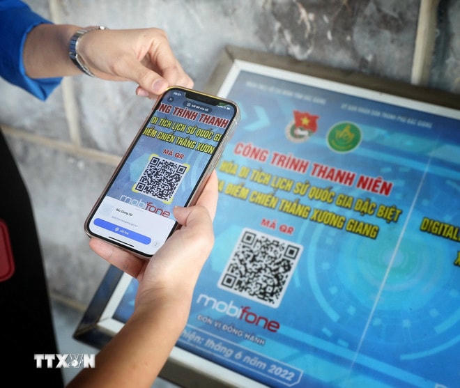 Quét mã QR tìm hiểu về Di tích Lịch sử Quốc gia Đặc biệt Địa điểm Chiến thắng Xương Giang. (Ảnh: Danh Lam/TTXVN) ttxvn-chuyen-doi-so-2.jpg