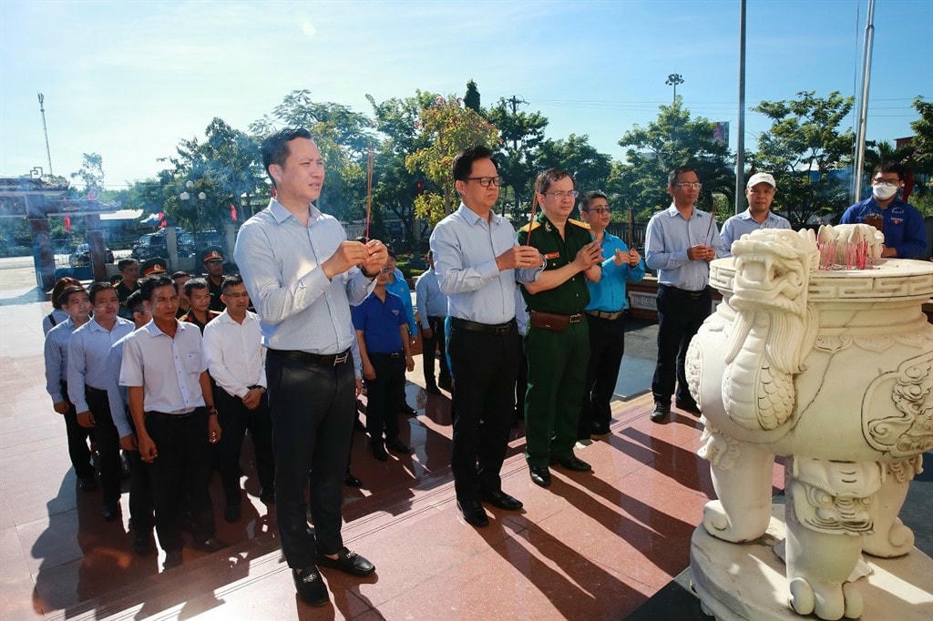 Công ty BSR dâng hương, tri ân các Anh hùng liệt sĩ ở Nghĩa trang Liệt sĩ huyện Bình Sơn,