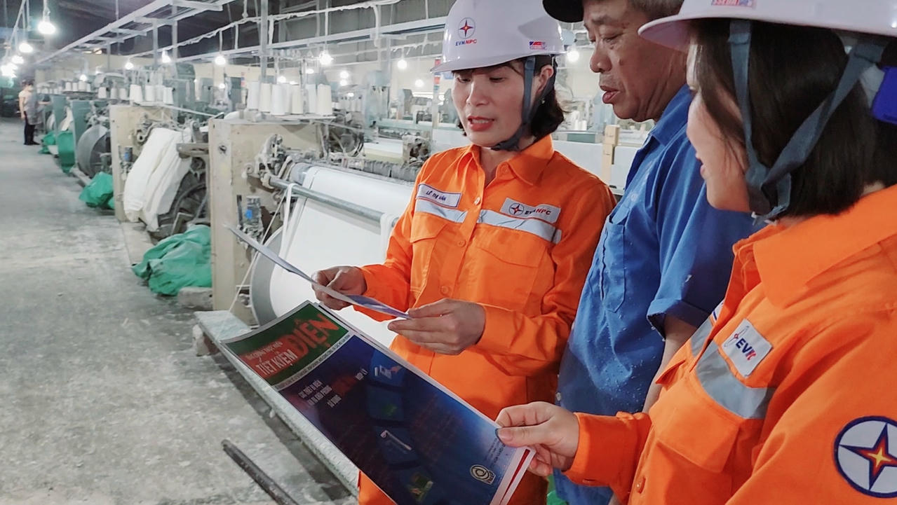 Công nhân Điện lực Lý Nhân tuyên truyền tiết kiệm điện cho khách hàng sử dụng điện.