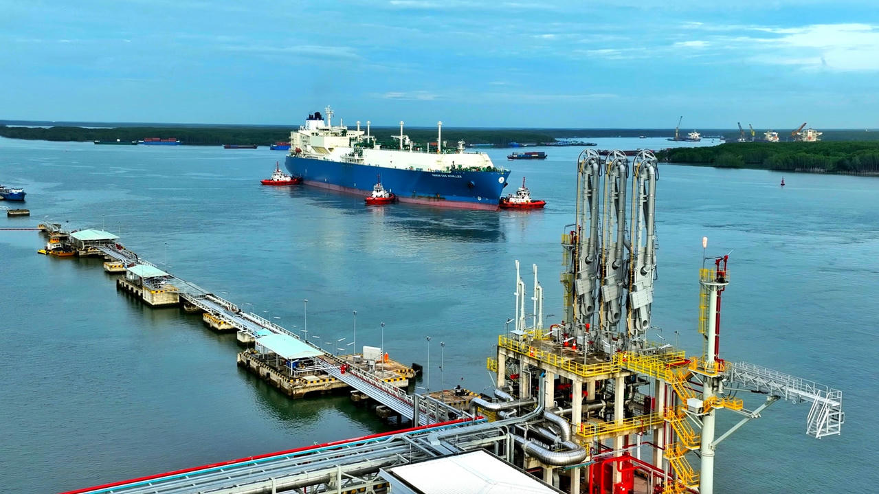 Tàu Maran Gas Achilles tạm biệt cảng Thị Vải.