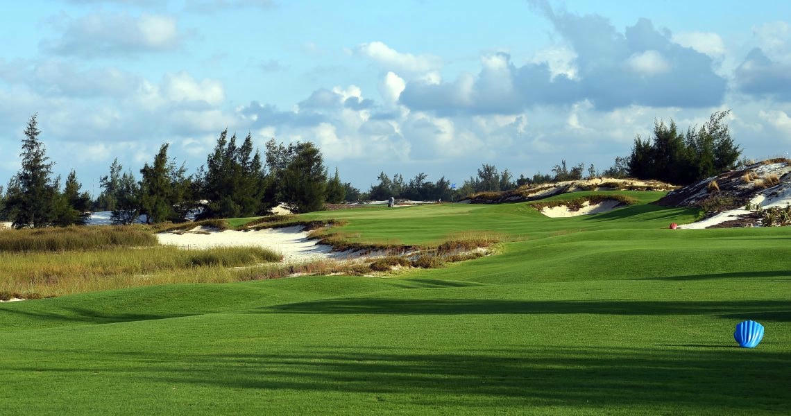 FLC Golf Links Quang Binh là tổ hợp sân golf quy mô bậc nhất Việt Nam với tổng cộng 10 sân golf - 180 hố ven biển. (Hình ảnh: FLC Biscom).