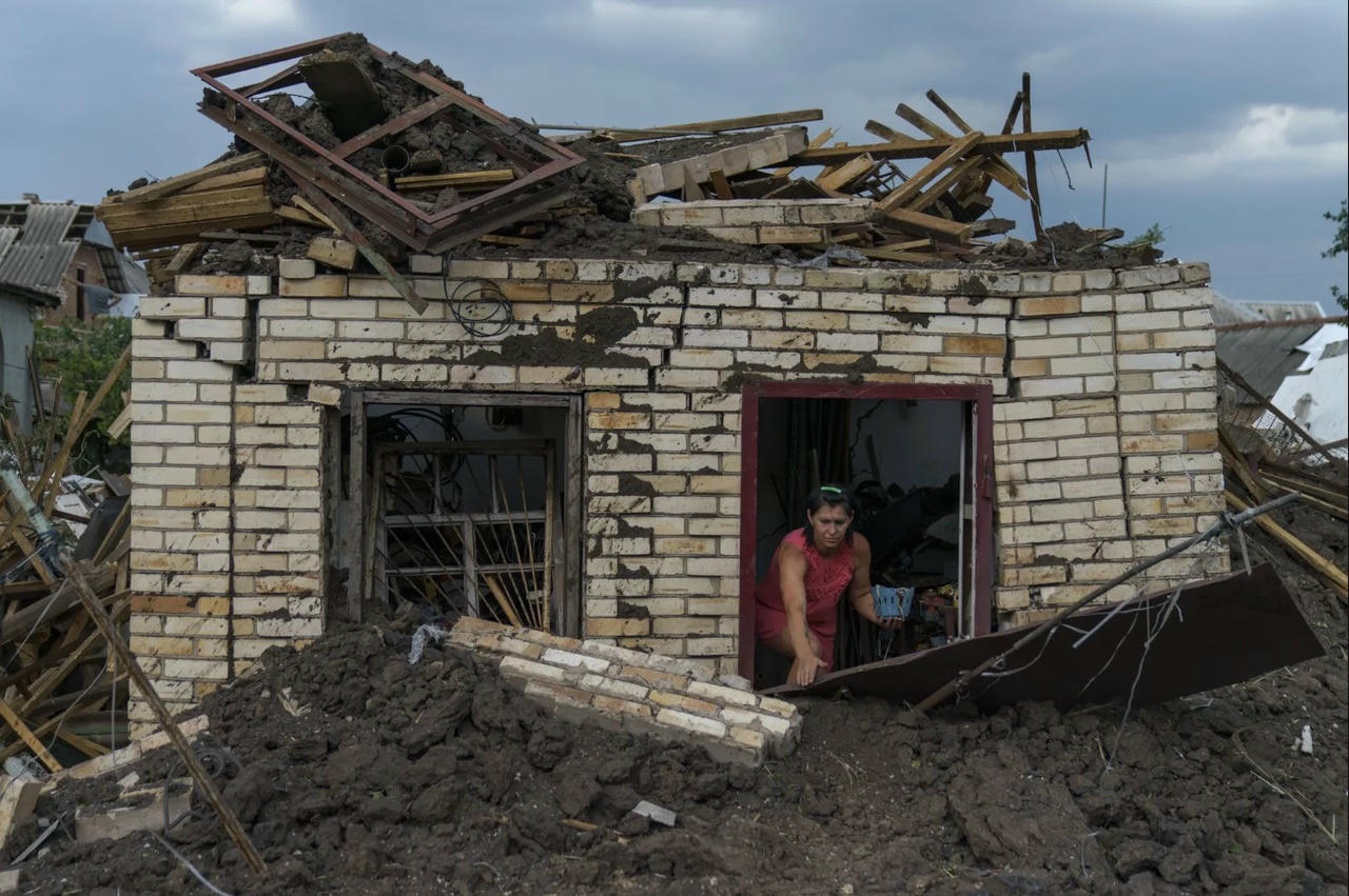 Ngôi nhà bị hư hại ở Druzhkivka, giữa cuộc xung đột của Nga và Ukraine. Ảnh: David Goldman / AP.
