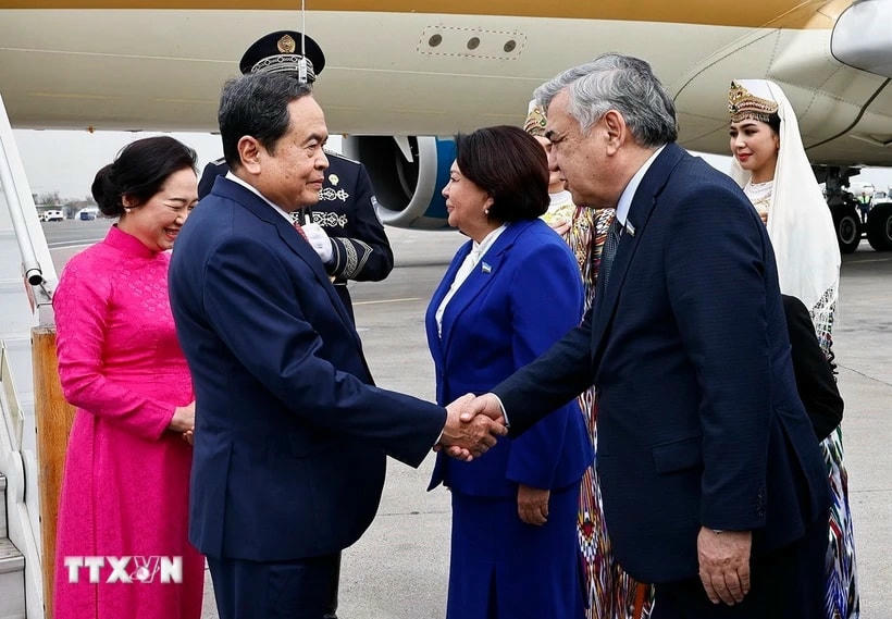 Lễ đón Chủ tịch Quốc hội Trần Thanh Mẫn và Phu nhân tại Sân bay quốc tế Islam Karimov Tashkent. (Ảnh: Doãn Tấn/TTXVN)