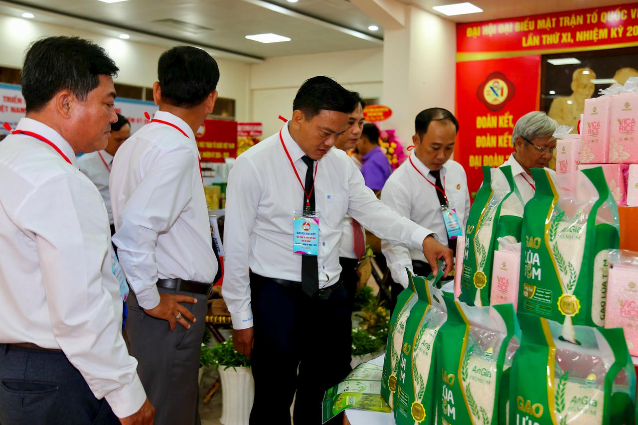Các đại biểu tham quan khu khu vực trưng bày sản phẩm OCOP của địa phương.