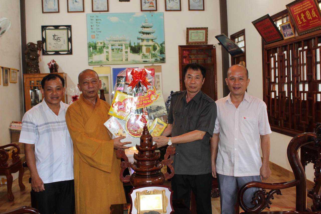 Đại tá Hồ Quang Thắng, Phó Giám đốc Công an tỉnh chúc mừng các chức sắc, tăng ni, phật tử Chùa Hoa Nghiêm (huyện Đắk Mil) .