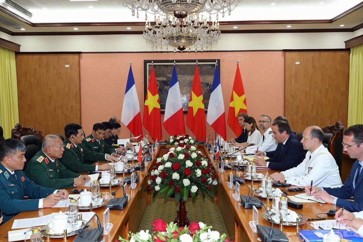 Đại tướng Phan Văn Giang, Bộ trưởng Bộ Quốc phòng hội đàm với Bộ trưởng Quân đội Cộng hòa Pháp Sébastien Lecornu thăm chính thức Việt Nam (5/5/2024). (Ảnh: Trọng Đức/TTXVN) quan-he-viet-nam-phap-9.jpg