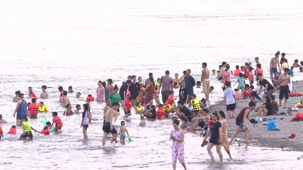 ... Những ngày gần đây có hàng trăm người tắm...
