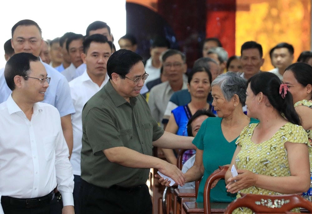 Thủ tướng Phạm Minh Chính với đối tượng chính sách, người có hoàn cảnh khó khăn tham dự chương trình. (Ảnh: Văn Điệp/TTXVN) ttxvn_thu_tuong_tang_qua_doi_tuong_chinh_sach_nguoi_co_hoan_canh_kho_khan_tp_can_tho_2.jpg