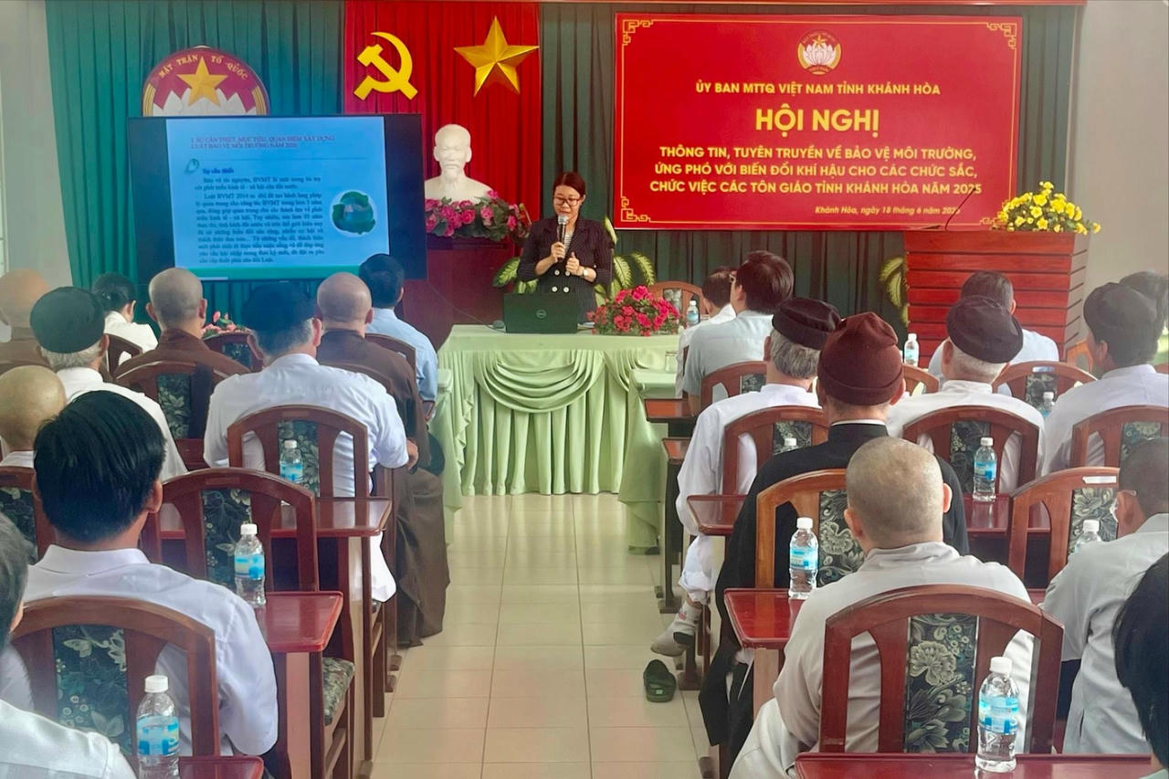 mat-tran-khanh-hoa-tuyen-truyen-ve-bao-ve-moi-truong-cho-cac-vi-chuc-sac-chuc-viec-cac-ton-giao-tieu-bieu-tren-dia-ban-tinh-anh-thuy-trang-1-(1).jpg