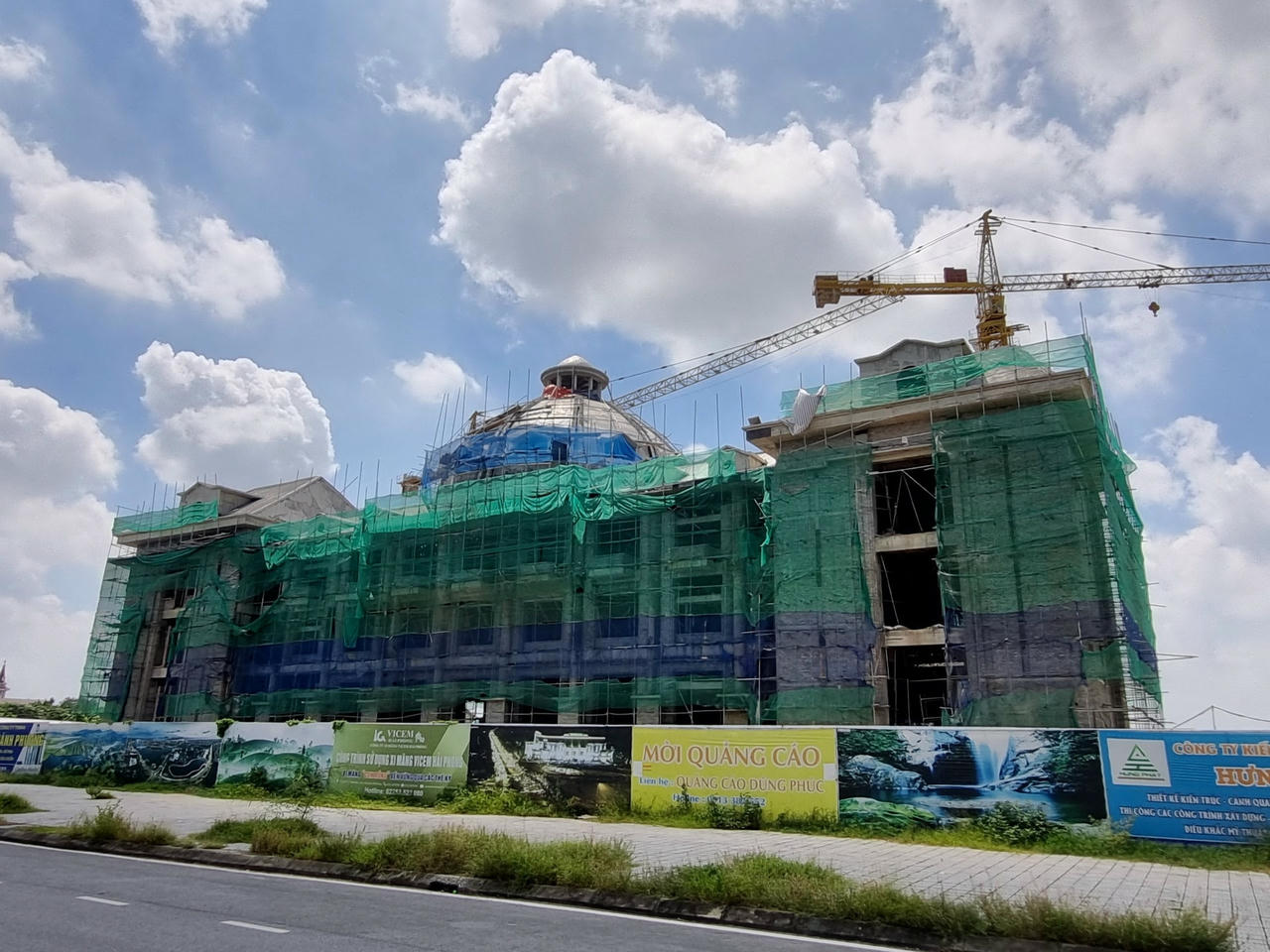 Nhà Văn hoá nghệ thuật tỉnh Phú Thọ có quy mô 1.000 chỗ ngồi, gồm 3 tầng nổi, 1 tầng hầm và 1 tầng mái. Diện tích xây dựng là gần 5.000m2 (bao gồm cả sân khấu ngoài trời).